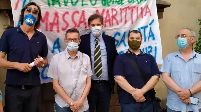 I rappresentanti del Tavolo della Salute durante una manifestazione di protesta a Firenze