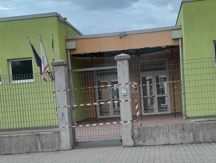 L’ingresso delle scuole elementari di Terrarossa