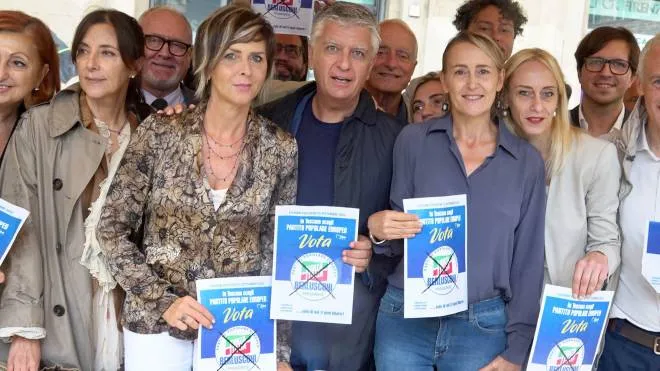 Il senatore Massimo Mallegni con i candidati di Forza Italia in Toscana