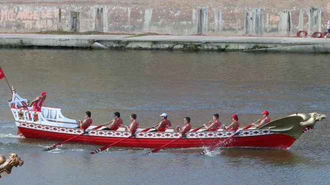 Il galeone pisano mentre gareggia sull’Arno