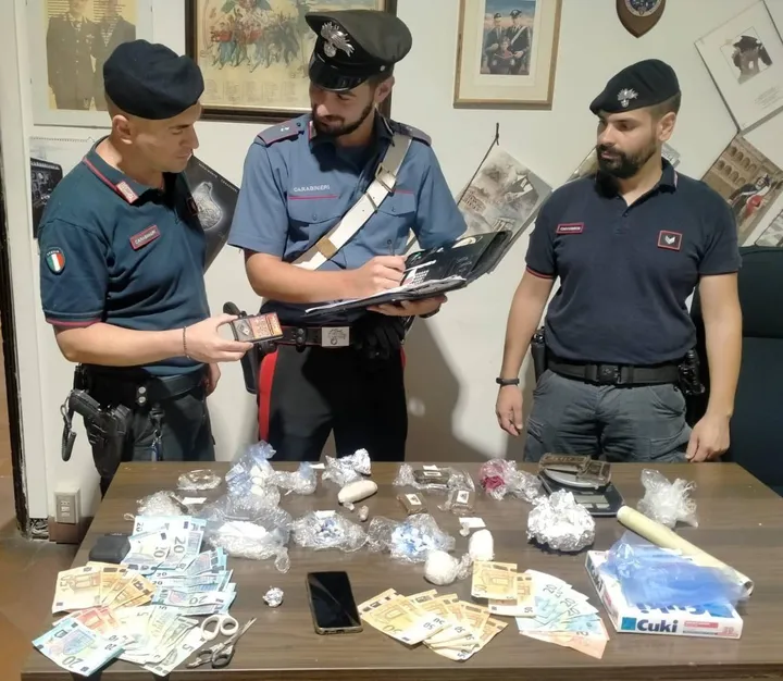 Stupefacenti, contanti e materiali vari sequestrati dai carabinieri