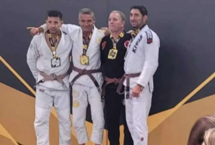 Leonardo Pizzichi (il secondo da sinistra) sul podio con gli avversari