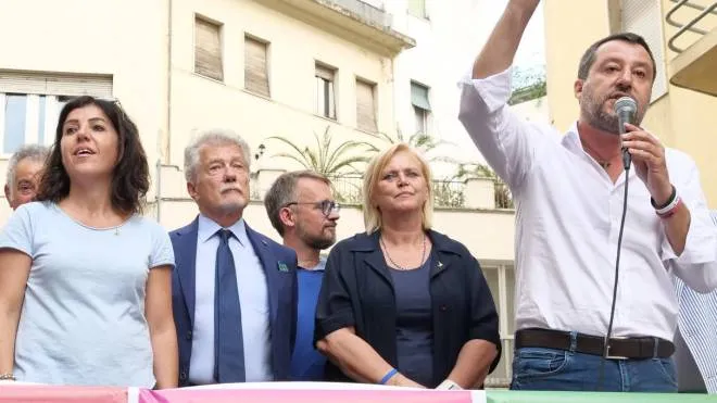 Da sinistra, Nisini, Ghinelli, Casucci e Santoni sul palco con Salvini