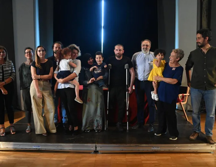 La sindaca di Budrio, Debora Badiali con Mustafa e tutta la famiglia, don Vittorio Giglio e i direttori del Centro protesi Inail