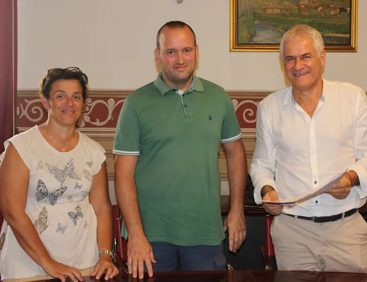 Il sindaco Marcello Pierucci stipula la convenzione con la cooperativa “Il Girasole“