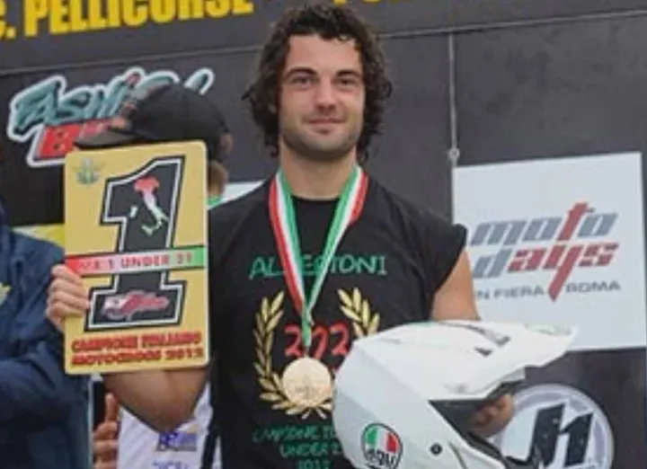 Alessandro Albertoni a una gara di motocross. Sopra, Alberto Melis, presidente Coni