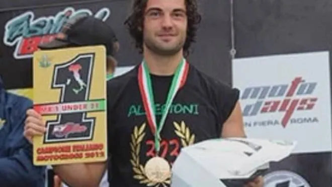 Alessandro Albertoni a una gara di motocross. Sopra, Alberto Melis, presidente Coni