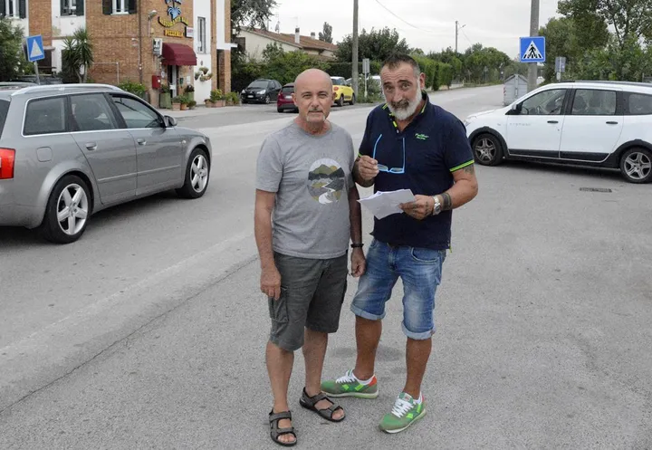 Piero Stelli (a sinistra) e Carmine Polla con alle spalle la strada del Cristo