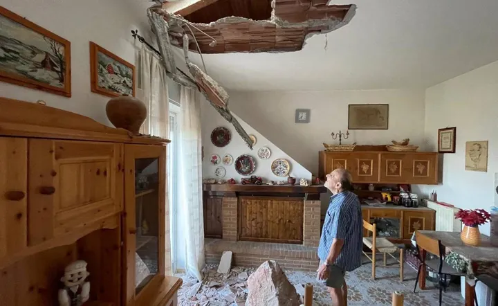 Gli ingenti danni. provocati dal masso che ha sfondato il tetto dell’abitazione (servizio Pianetafoto)