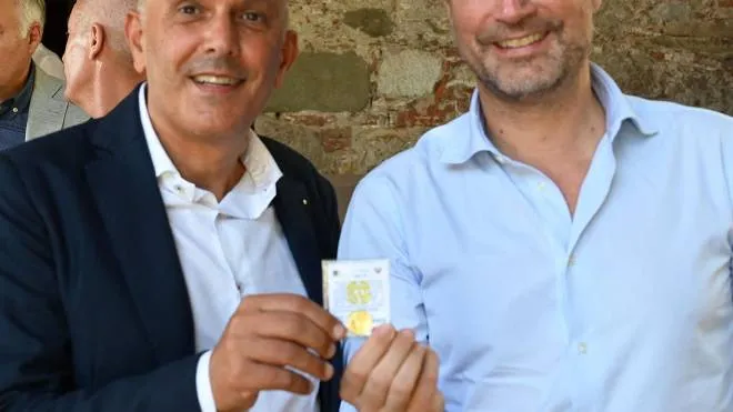 Alessandro Colombini (Antica Zecca di Lucca) e il sindaco Mario Pardini alla presentazione della moneta (foto Alcide)