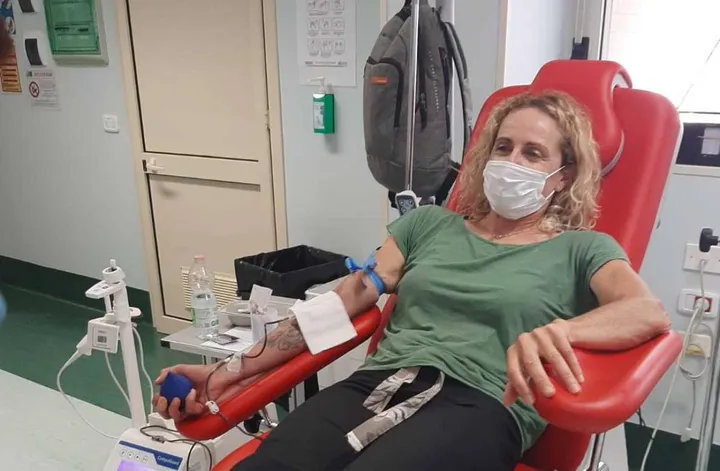 Alessandra Sensini mentre dona il sangue all’ospedale. Misericordia