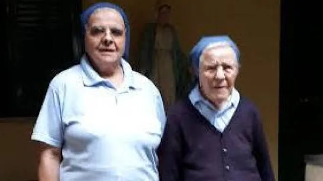 Suor Daria di 73 anni. e suor Elisa di 97 anni: presto non ci saranno più nemmeno loro nella scuola