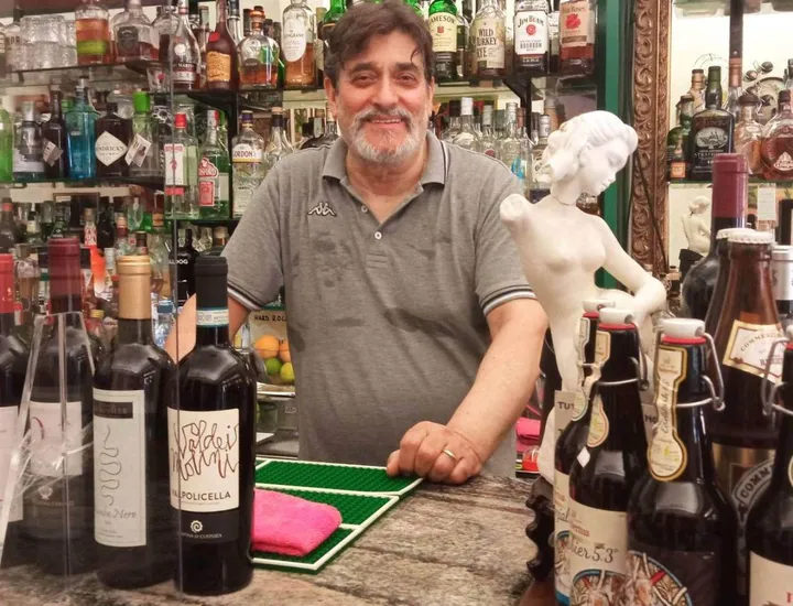 Il mitico barman Agostino Scibelli. al lavoro oggi e, sotto, negli anni Settanta