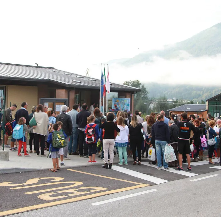 Bambini in fila per entrare a scuola (foto d’archivio)