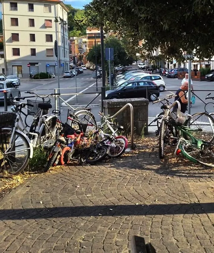 Uno scatto che immortala la situazione con le bici parcheggiate senza alcuna cura