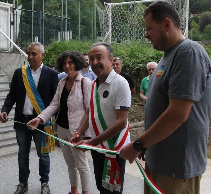 L’inaugurazione della nuova sede della scuola materna a Cutigliano. Al centro il sindaco Marcello Danti