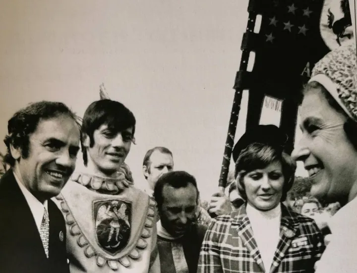 Pasquale Livi, secondo da sinistra, davanti alla regina Elisabetta d’Inghilterra