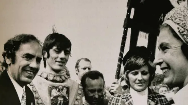 Pasquale Livi, secondo da sinistra, davanti alla regina Elisabetta d’Inghilterra