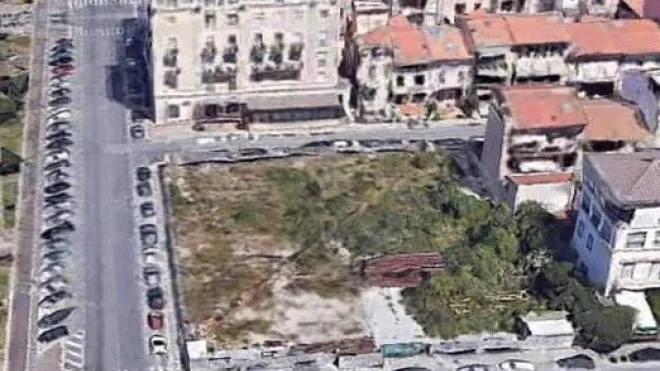 Dall’alto il cantiere mai aperto nell’area dell’ex Casa del Fascio, dove il verde cresce spontaneo