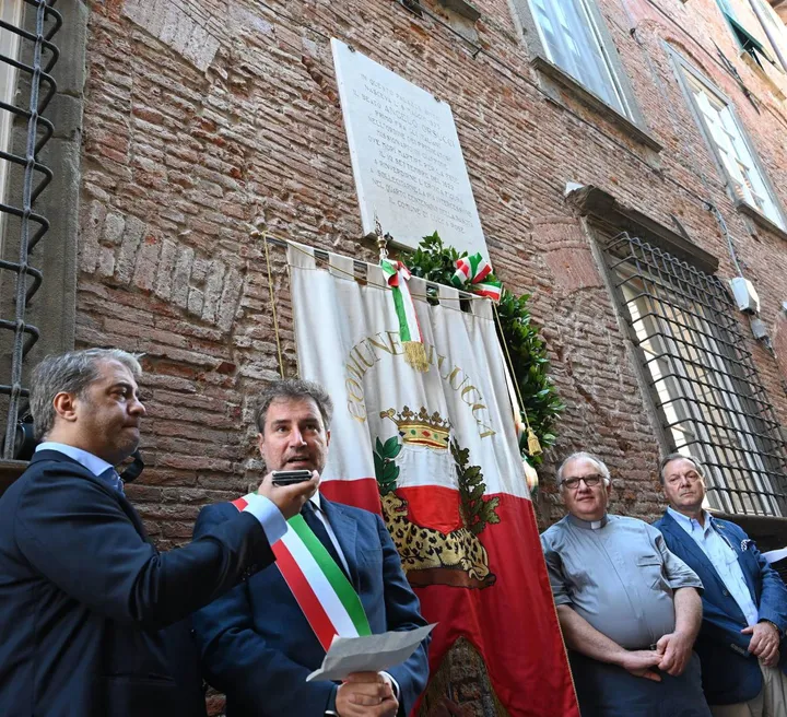 La commemorazione in via Guinigi davanti alla lapide (foto Alcide)