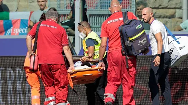 Fiorentina's Domilson Dodo  leaves the pitch after being injured during the Italian Serie A soccer match Bologna FC vs ACF Fiorentina at Renato Dall'Ara stadium in Bologna, Italy, 11 September 2022. ANSA /ELISABETTA BARACCHI