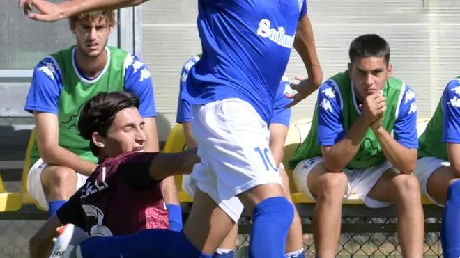 Lorenzo Bellini, 23 anni, in azione nella partita di ieri in casa del Livorno. Momenti di tensione tra le due squadre dopo il fischio finale