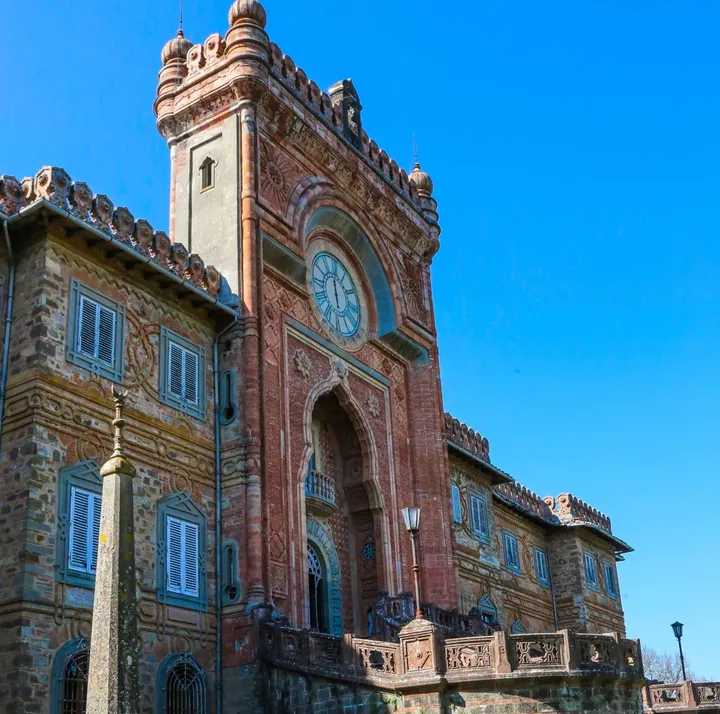Due immagini del meraviglioso castello di Sammezzano a Leccio, nel comune di Reggello, che raramente viene aperto al pubblico