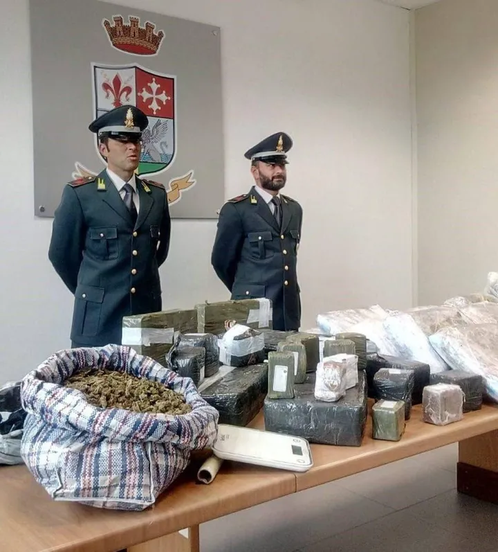 I militari della guardia di finanza con la droga sequestrata a Santa Croce nel box auto di un 40enne