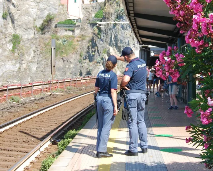 La polizia ferroviaria ha intensificato i controlli nelle stazioni liguri (foto d’archivio)
