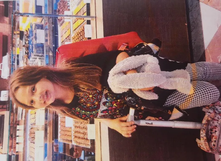 La foto di Aurora con il coniglietto grigio di peluche riportata nei volantini affissi nel centro storico. I genitori hanno espressamente autorizzato il nostro giornale a pubblicarla