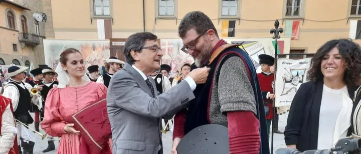Il sindaco Fabrizio Innocenti appone la freccia d’oro sul petto di Gianni Bergamaschi