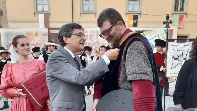 Il sindaco Fabrizio Innocenti appone la freccia d’oro sul petto di Gianni Bergamaschi