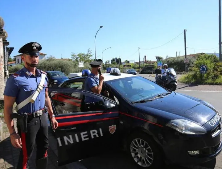 Una pattuglia dei carabinieri durante un controllo (foto di repertorio)
