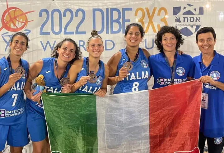 Giulia Sautariello con la squadra Azzurra arrivata terza al mondiale a Tel Aviv