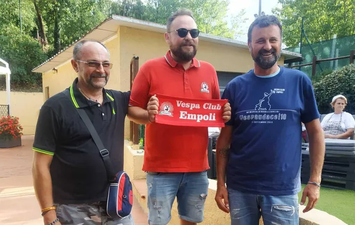 I ragazzi del Vespa Club di Empoli durante il raduno tra Toscana ed Emilia Romagna