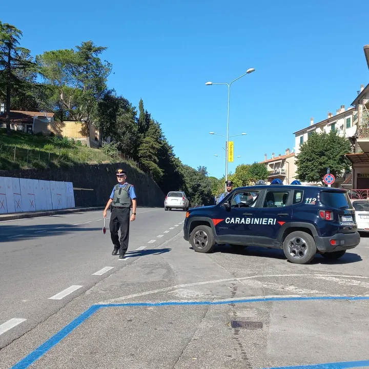 Posto di blocco dei carabinieri lungo la via principale di. Manciano