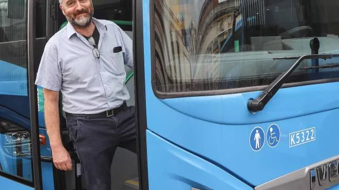 I nuovi autobus per le linee extraurbane hanno la livrea blu cielo (Pressphoto)