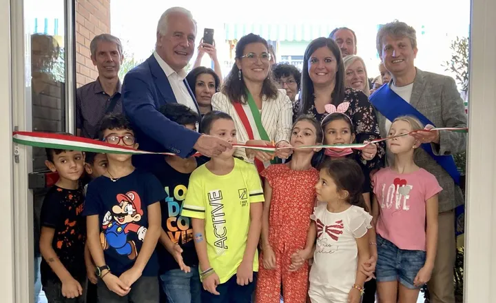 Il taglio del nastro della nuova scuola Renato Fucini a Ponsacco (. Bongianni/Germogli)