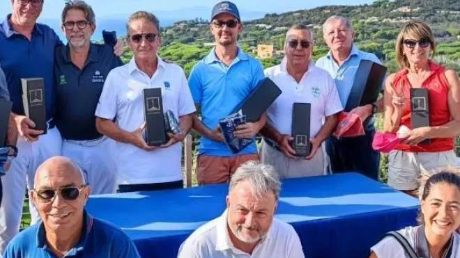 Il gruppo dei premiati al «Froggy Golf Tour» a Punta Ala