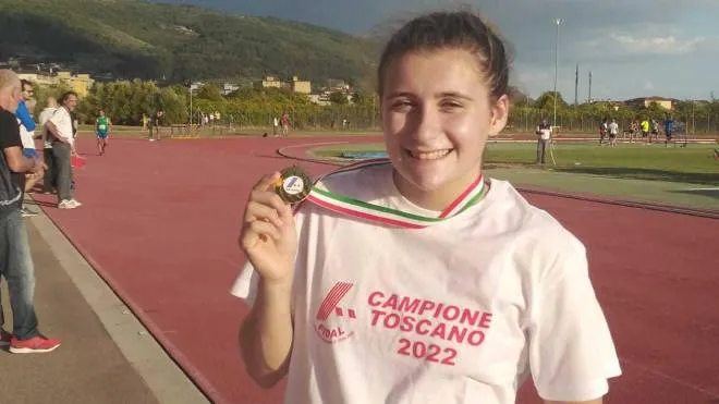 Debora Marzullo mostra la medaglia d’oro conquistata negli 800 metri ai Campionati Toscani