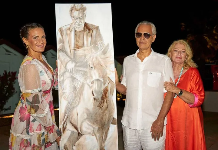A sinistra, Elisabetta Rogai con Andrea Bocelli e la moglie Veronica