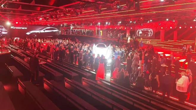 Il Teatro del Silenzio ricoperto di rosso sia all’interno che all’esterno per gli eventi esclusivi di Ferrari