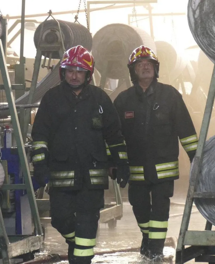 L’intervento dei vigili del fuoco all’interno del capannone in via Gora del Pero al Macrolotto Uno Foto Attalmi