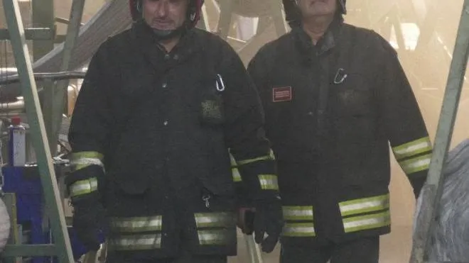 L’intervento dei vigili del fuoco all’interno del capannone in via Gora del Pero al Macrolotto Uno Foto Attalmi