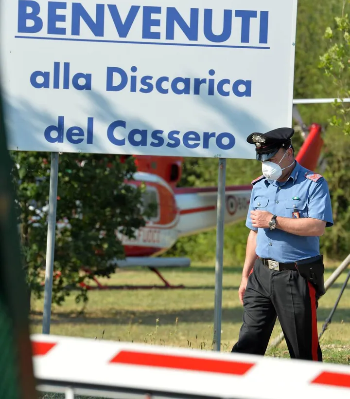 Le immagini della discarica sequestrata e. i rilievi dei carabinieri Il rogo il 4 luglio 2016