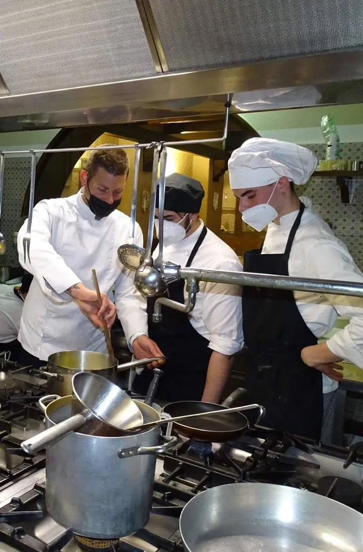 I futuri cuochi a lezione nella cucina del Ristorante Gusmano in via Regia
