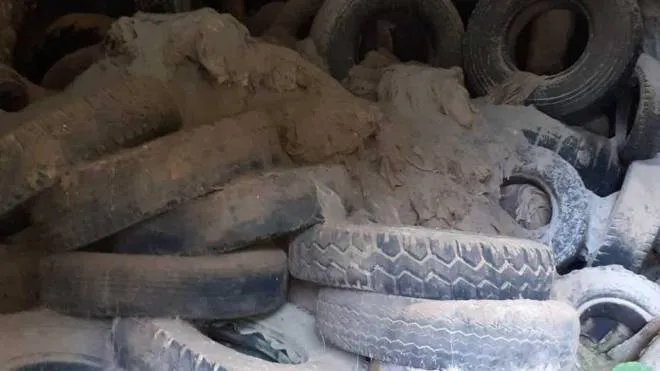 Gli pneumatici trovati nella galleria
