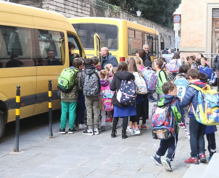 Bambini all’uscita da scuola attendono di salire sul bus (foto d’archivio)