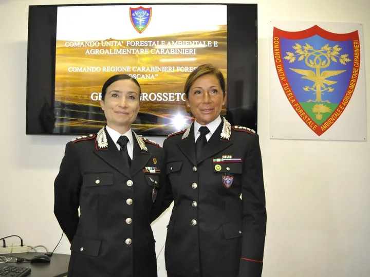 Il tenente colonnello Marta Ciampelli (a sinistra), nuovo comandante, e il colonnello Alessandra Baldassarri