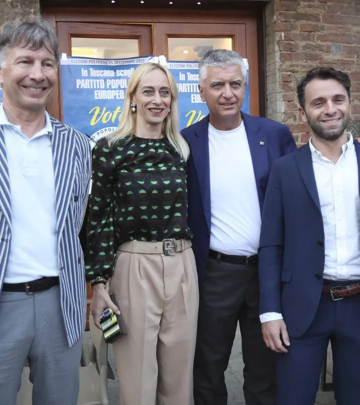 Massimo Mallegni insieme al sindaco Luigi De Mossi e i candidati azzurri Lorenza Bondi e Lorenzo Lorè
